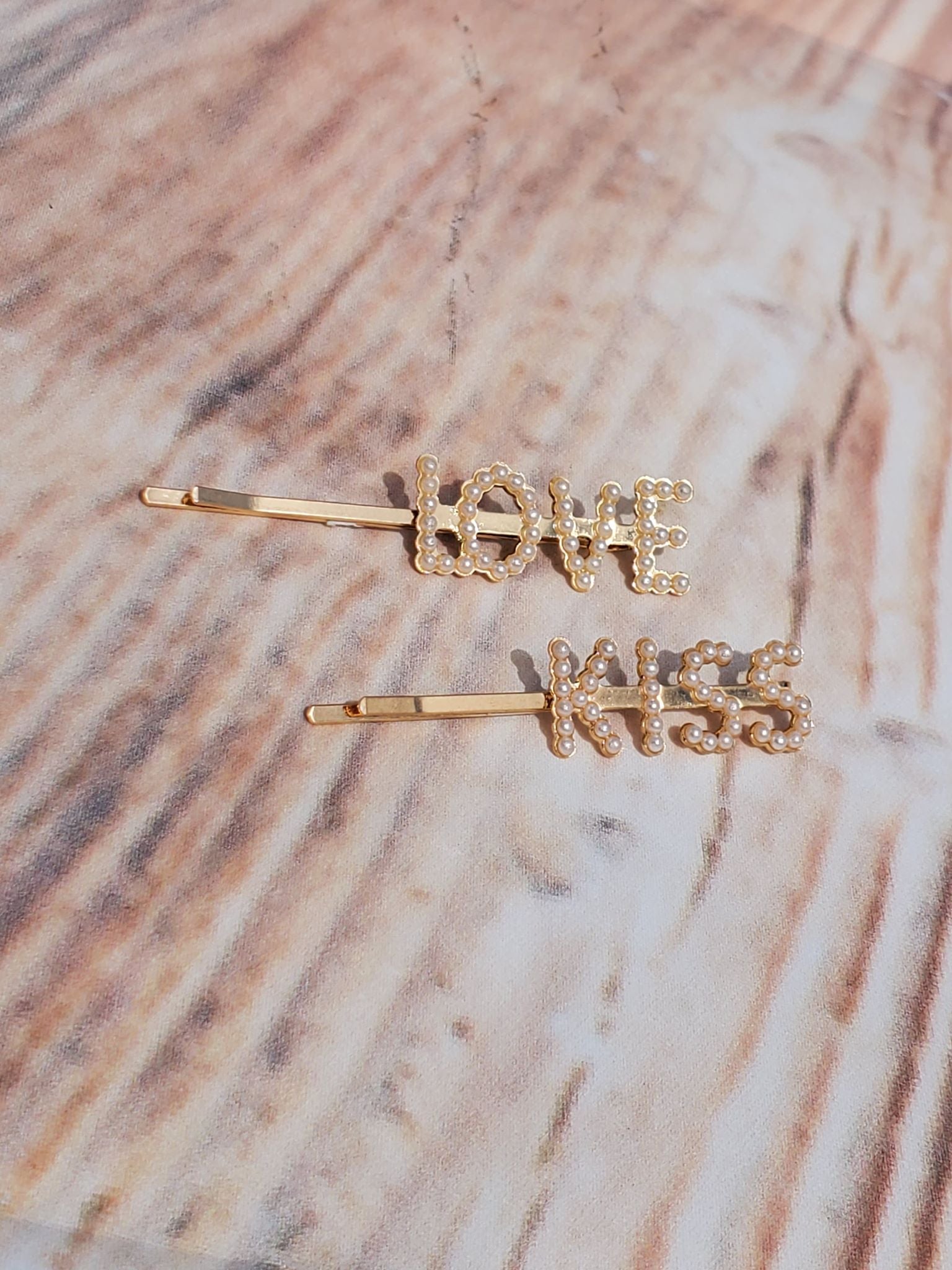 LOVE & KISS Pearl Hair Clip