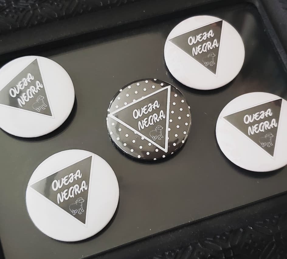 OVEJA NEGRA! Black Sheep Pin Button 1.5"