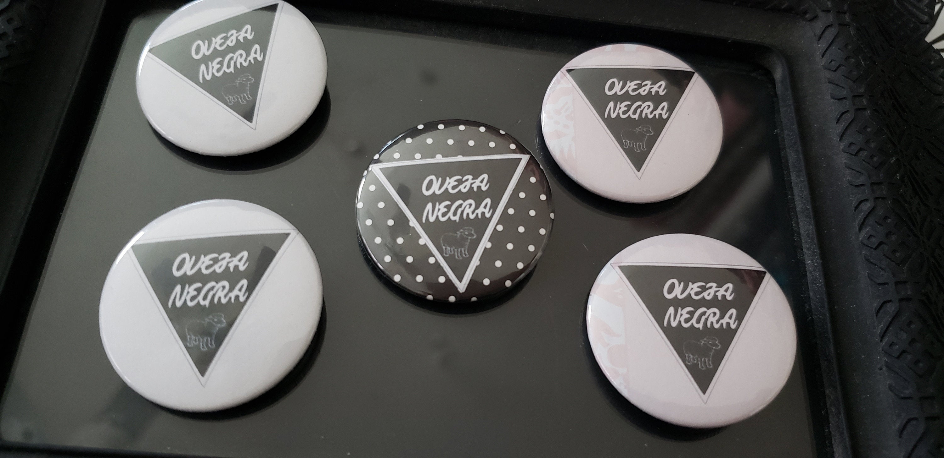 OVEJA NEGRA! Black Sheep Pin Button 1.5"