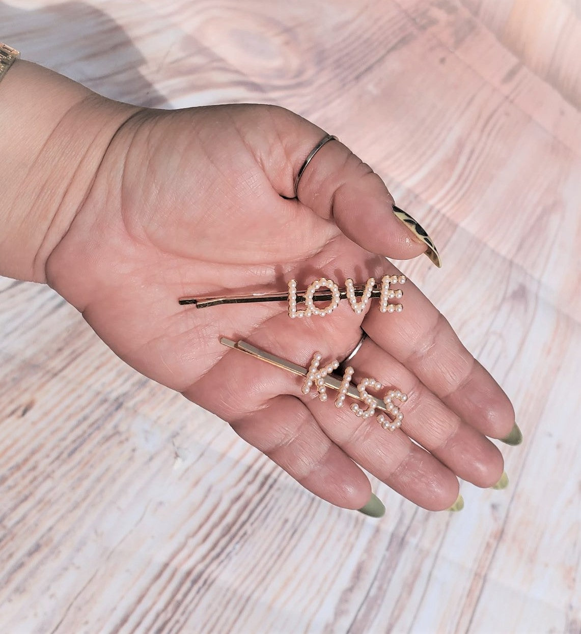 LOVE & KISS Pearl Hair Clip