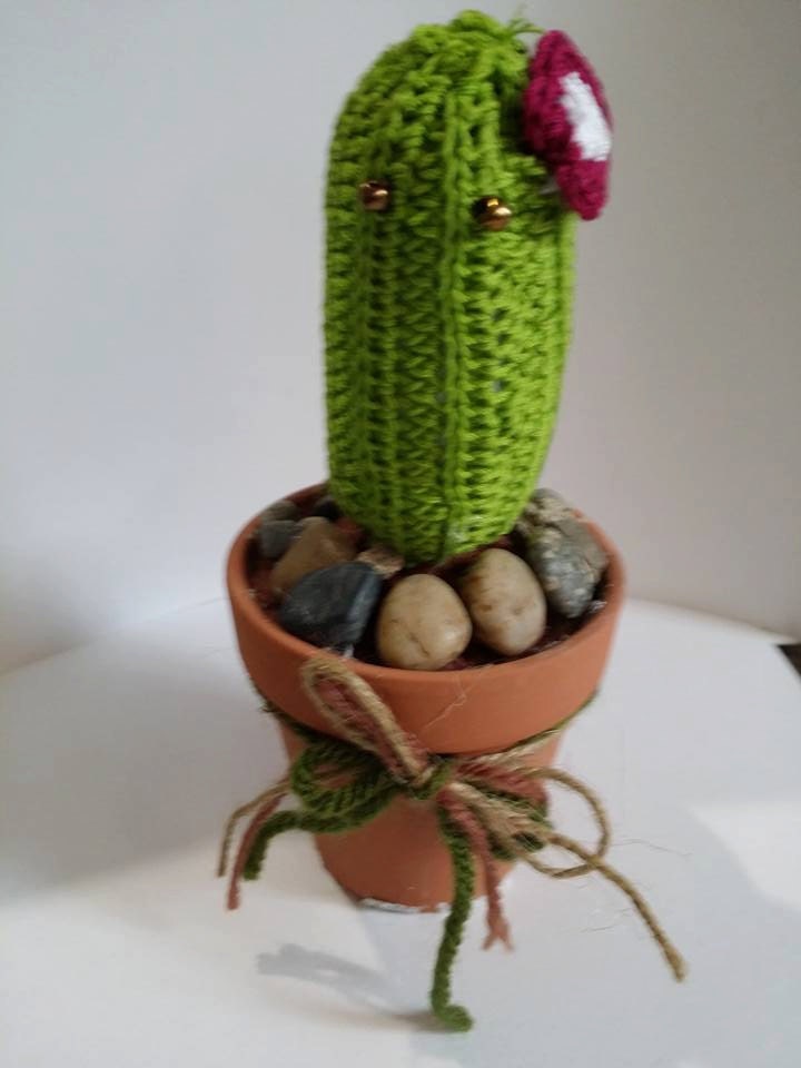 MEXBUDDIES Cactus with flower Hand knitted Green yarn cactus in terra cota pot