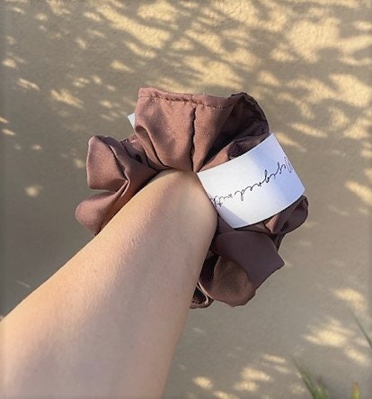 BROWN EYED GIRL SCRUNCHY