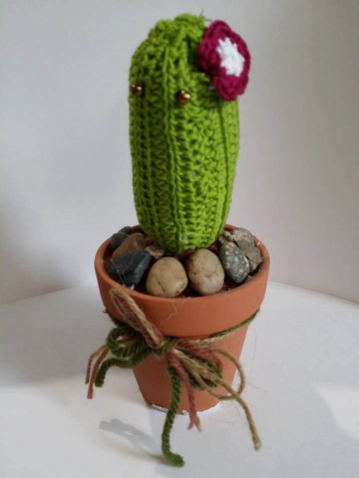 MEXBUDDIES Cactus with flower Hand knitted Green yarn cactus in terra cota pot