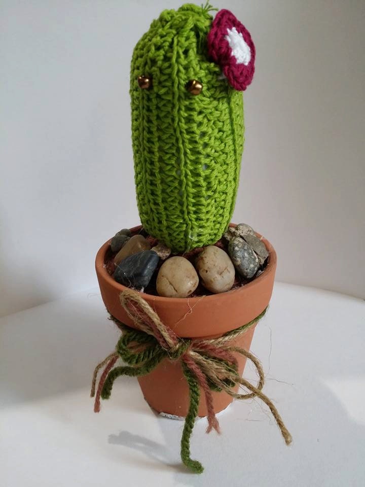 MEXBUDDIES Cactus with flower Hand knitted Green yarn cactus in terra cota pot
